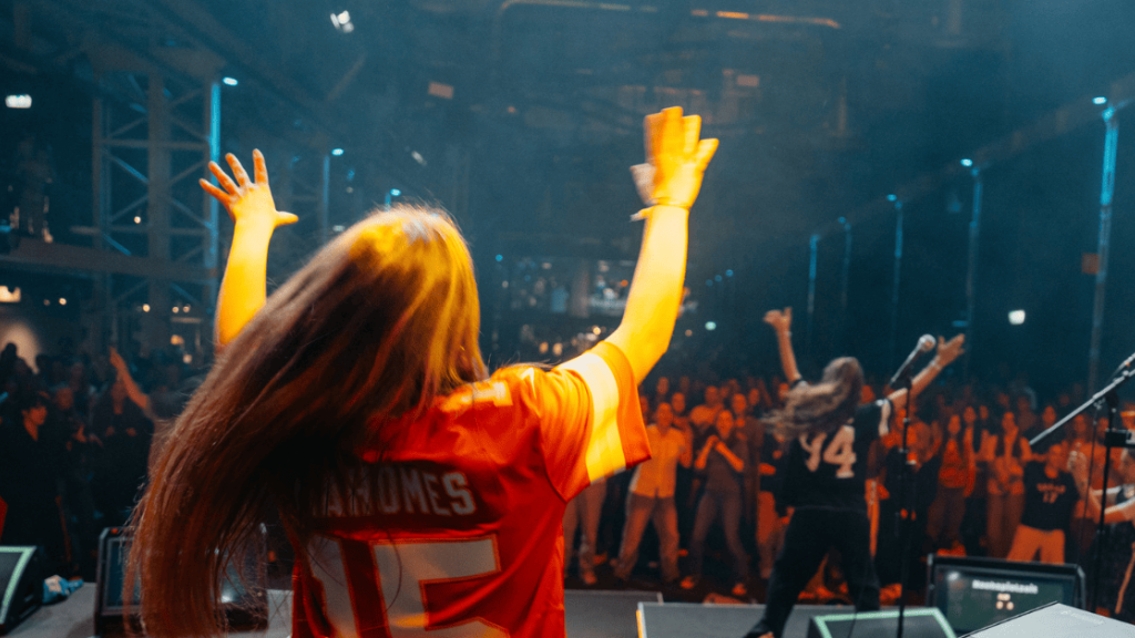 REFINE – wie das Festival-Lied auf Platz 1 der HipHop-Charts kam